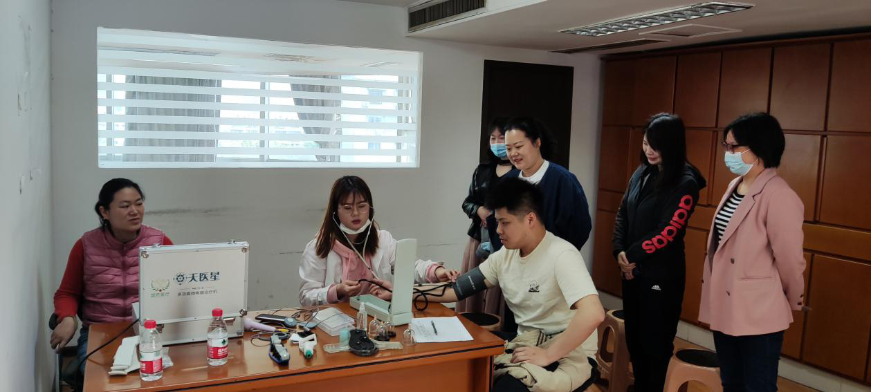 湖南糧油集團工會邀請中國中醫(yī)研究院促進會青年志愿者開展職工免費健康診察服務(wù)