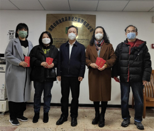 農(nóng)業(yè)集團(tuán)黨委委員、副總經(jīng)理陳根榮慰問糧油集團(tuán)困難黨員、困難職工