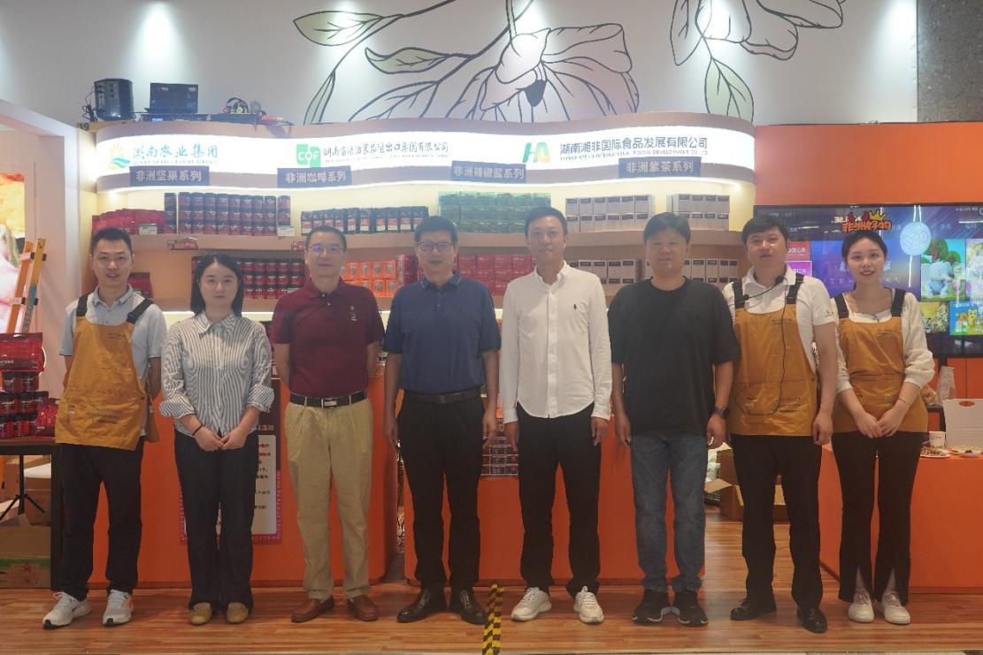 湖南農(nóng)業(yè)集團(tuán)黨委書記、董事長龔小波一行到糧油進(jìn)出口集團(tuán)“非洲好物快閃店”調(diào)研并看望慰問一線員工